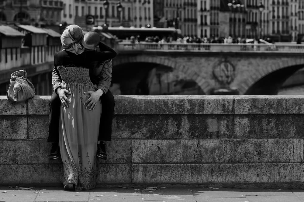 Paris Lovers Embrace by Alphan YILMAZMADEN — canvas wall art