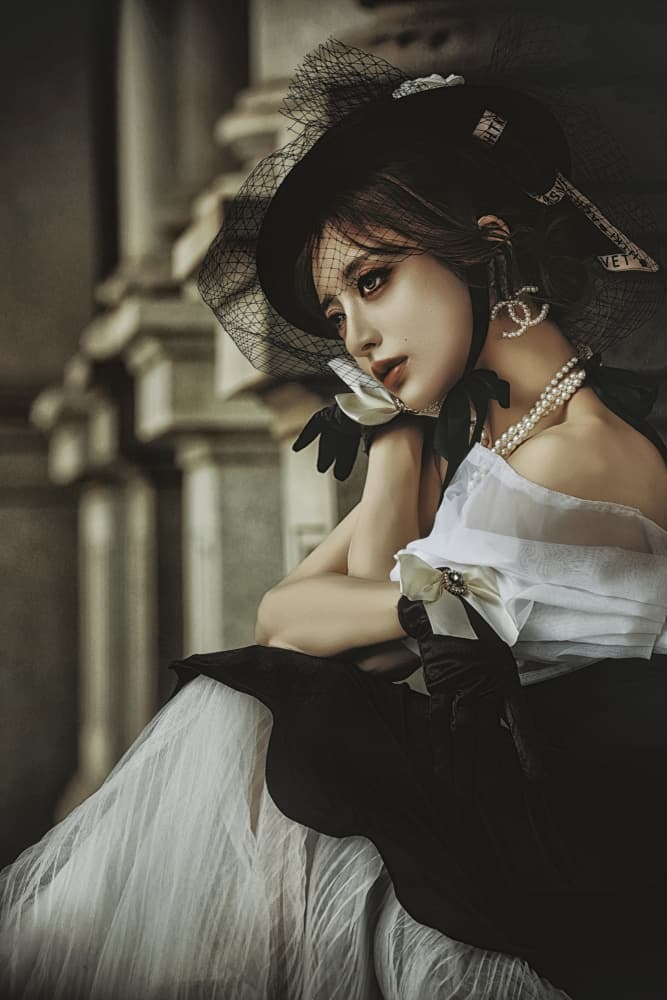 Elegant Woman Vintage Style by KOIKI — canvas wall art