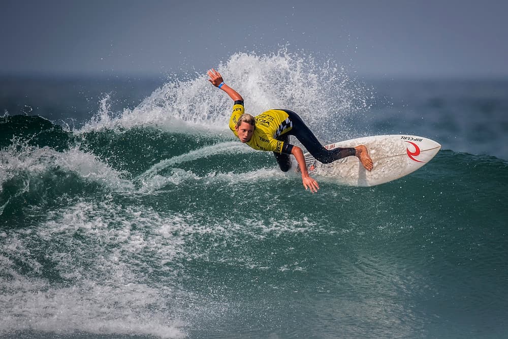 Dynamic Surf Action by David H Yang — canvas wall art