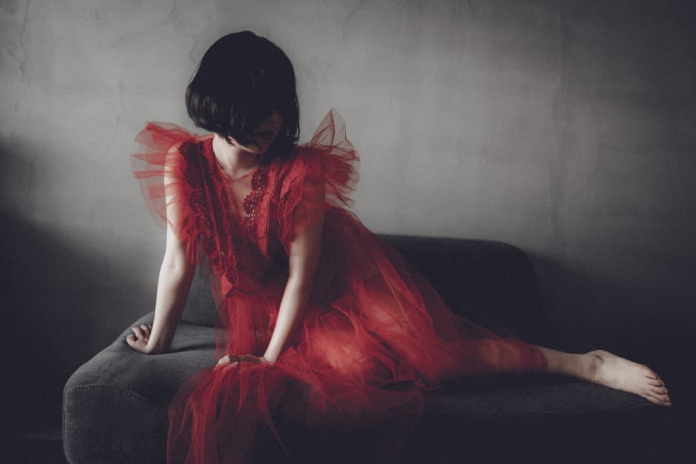 fille en vêtements rouges by Kurosaki Sangan — canvas wall art