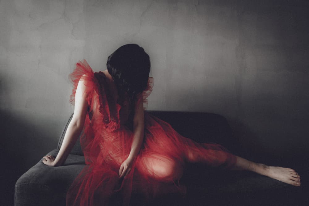 fille en vêtements rouges by Kurosaki Sangan — canvas wall art